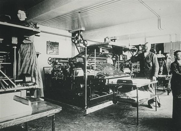 Foto: Allers trykkeri i Oslo, trykpresse med arbejdende pålæggerske og trykker